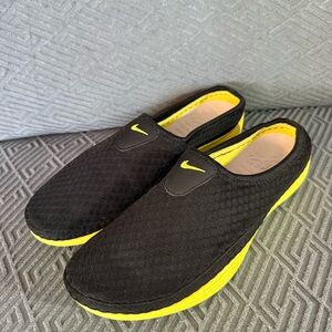 Nike Solarsoft Mule Men’s Size 7 Black Yellow Slip On Shoes